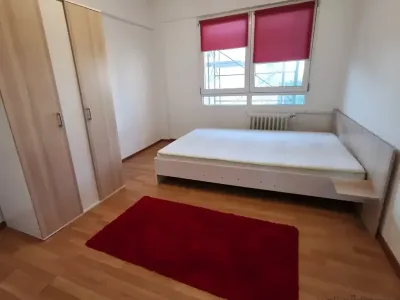 dormitor cu pat alb inchiriere apartament Sector 6 București